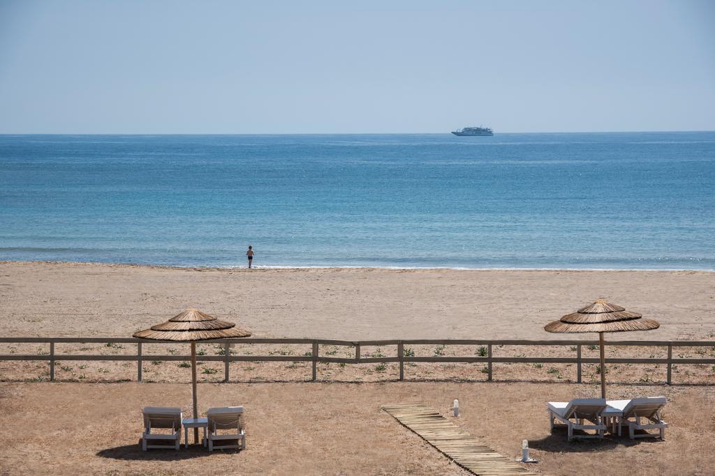 Cedar Bay Beachside Villas Palaiochora Ngoại thất bức ảnh
